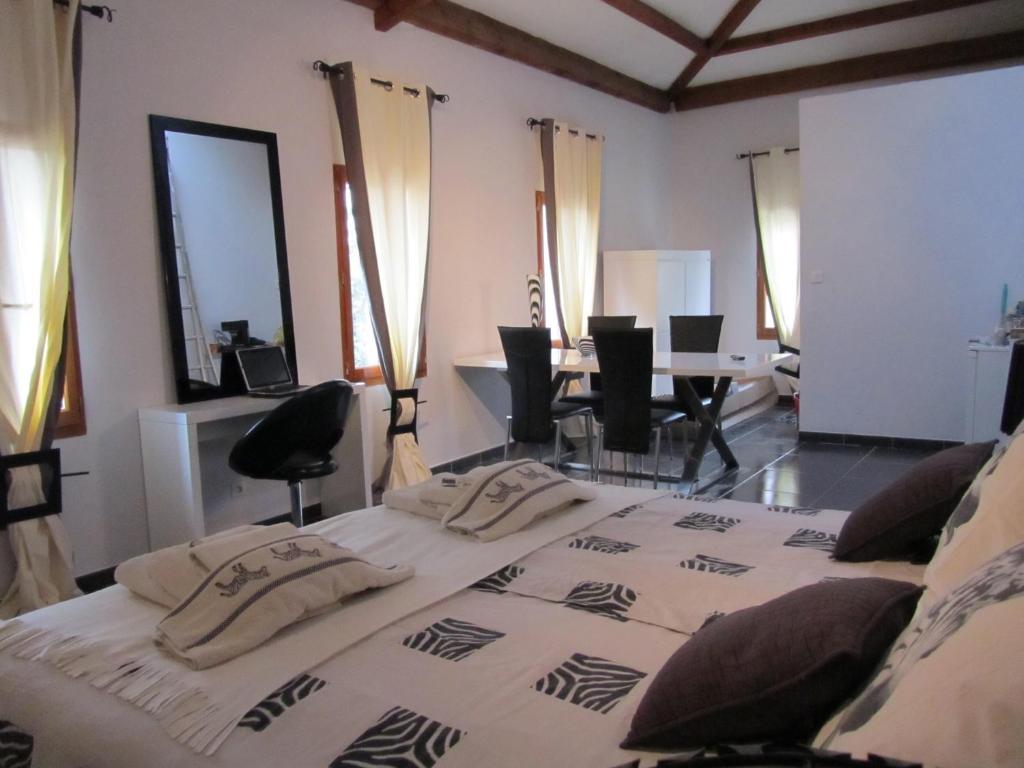 Le Mas Shabanou Acomodação com café da manhã Roquefort Les Pins Quarto foto